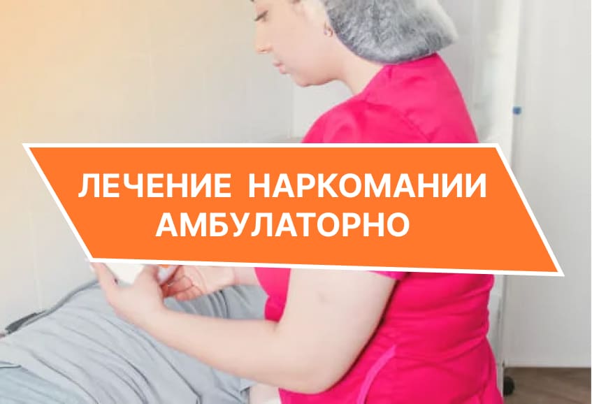 Врач измеряет давление у пациента
